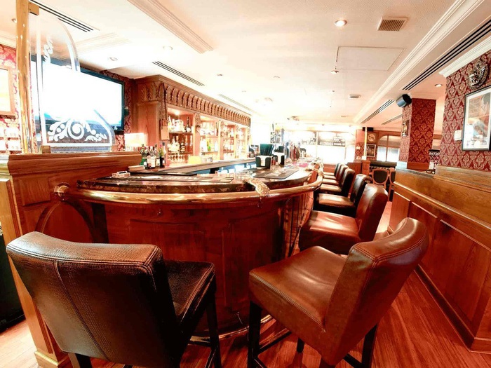 Sherlock holmes english pub arabian courtyard hotel & spa bur dubai Sherlock holmes english pub arabian courtyard hotel & spa bur dubai
