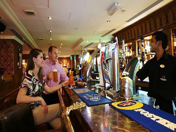 Sherlock holmes english pub arabian courtyard hotel & spa bur dubai Sherlock holmes english pub arabian courtyard hotel & spa bur dubai