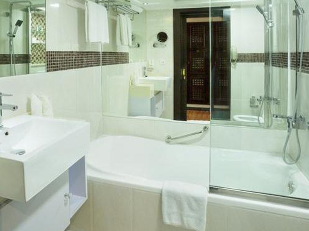 Bathroom Arabian Courtyard Hotel & Spa Bur Dubai